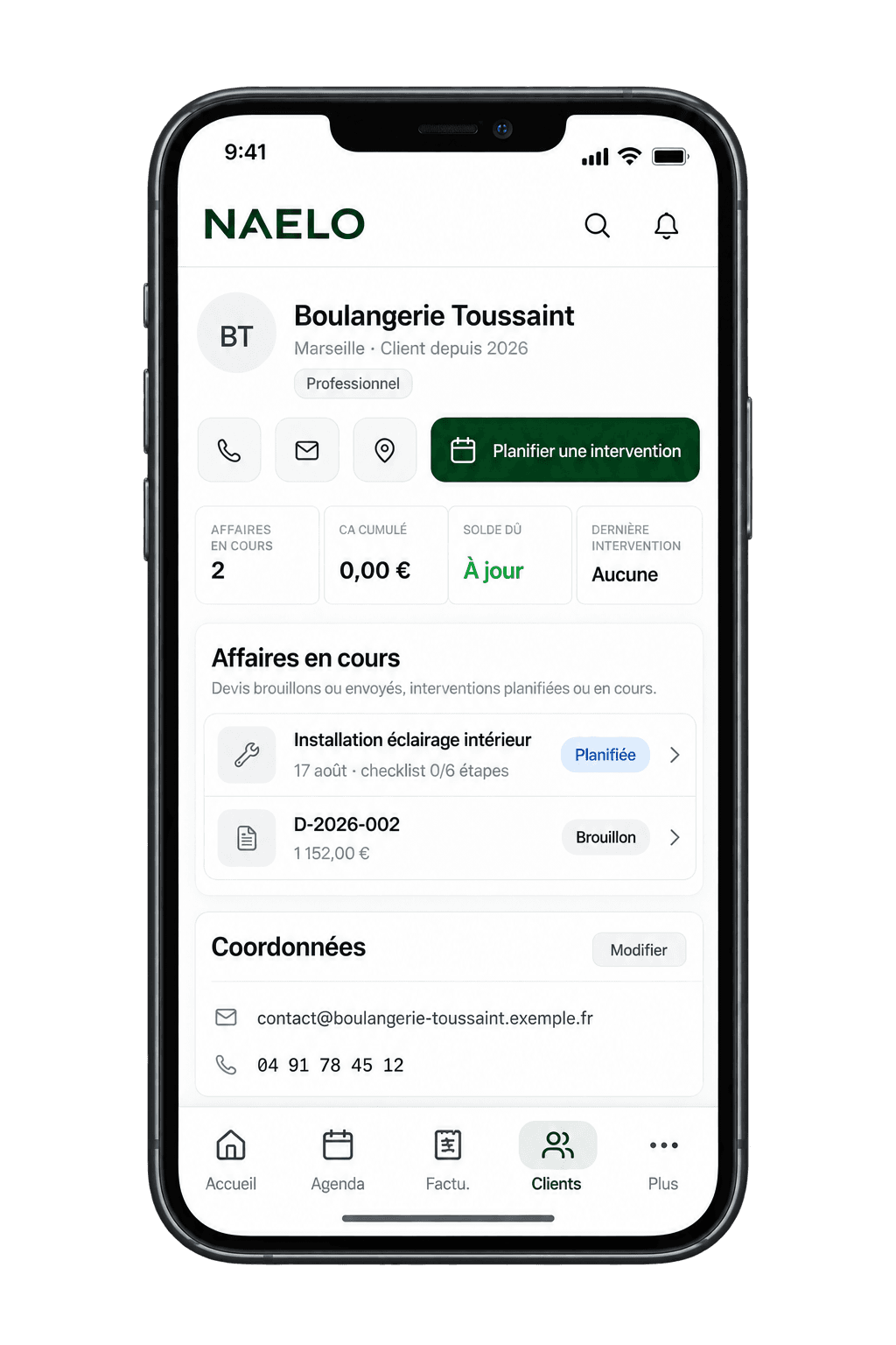 Illustration mobile de la fiche client NAELO avec deux affaires en cours et l’action Planifier une intervention